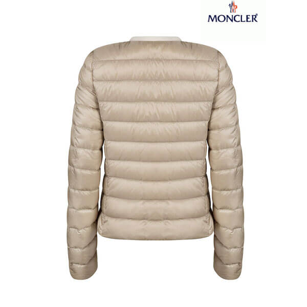 MONCLER2019春夏新作の左肩にはロゴパッチ付 可愛いパッチポケットとラウンドカラーで女性