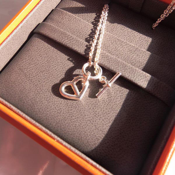 エルメス 偽物から♡Cache-Coeur Amulette Silverpendant 国内即発