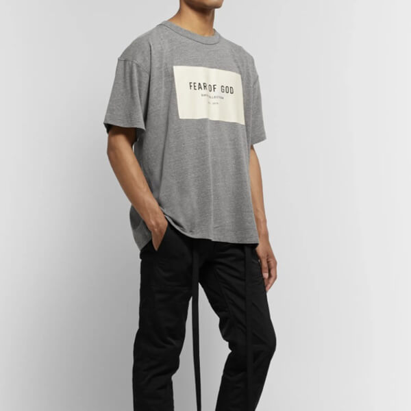 関税送料込 新作 Fear Of God オーバーサイズ ロゴ Tシャツ【スーパーコピー】