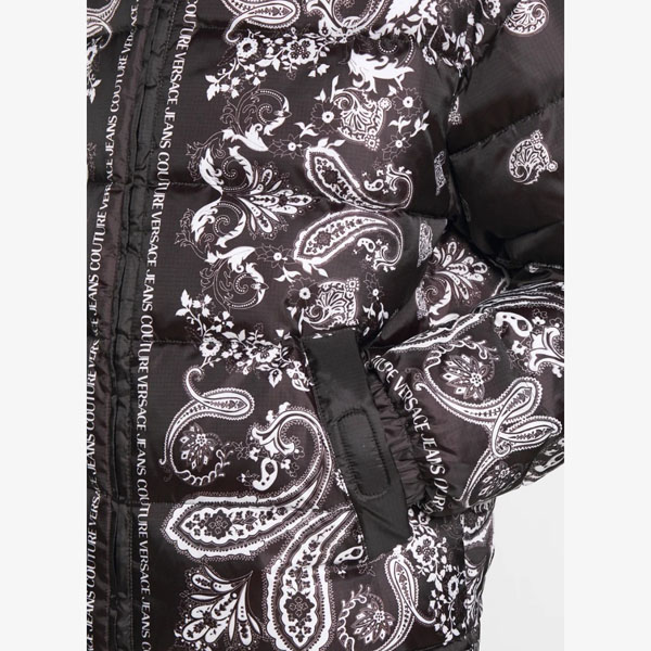 日本未入荷ヴェルサーチ【VERSACE ヴェルサーチ】RIPSTOP PRINTEDPAISLEY-ダウンジャケット VEI22T013-Q11