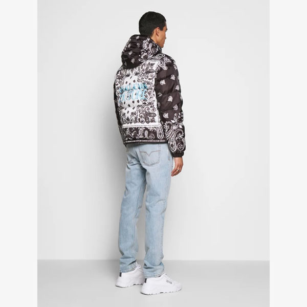 日本未入荷ヴェルサーチ【VERSACE ヴェルサーチ】RIPSTOP PRINTEDPAISLEY-ダウンジャケット VEI22T013-Q11