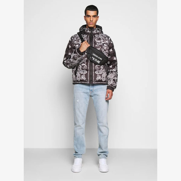 日本未入荷ヴェルサーチ【VERSACE ヴェルサーチ】RIPSTOP PRINTEDPAISLEY-ダウンジャケット VEI22T013-Q11