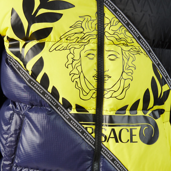 2020-21AW VERSACE ヴェルサーチ メデューサモチーフ ダウンジャケット black