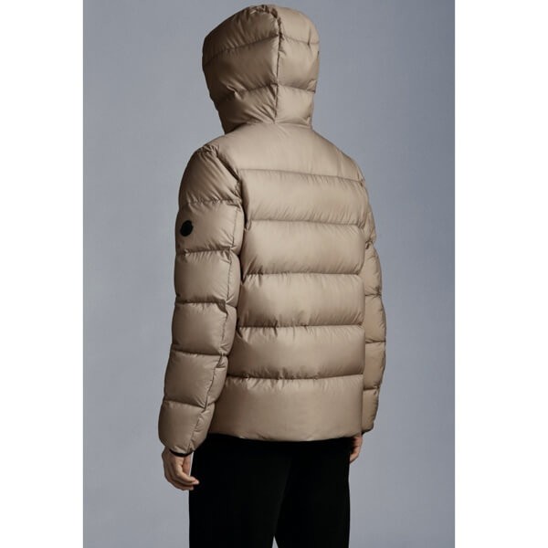 MONCLER モンクレール Giraud ショート ダウンジャケット スーパーコピーN級品 G20911A0002253A6J