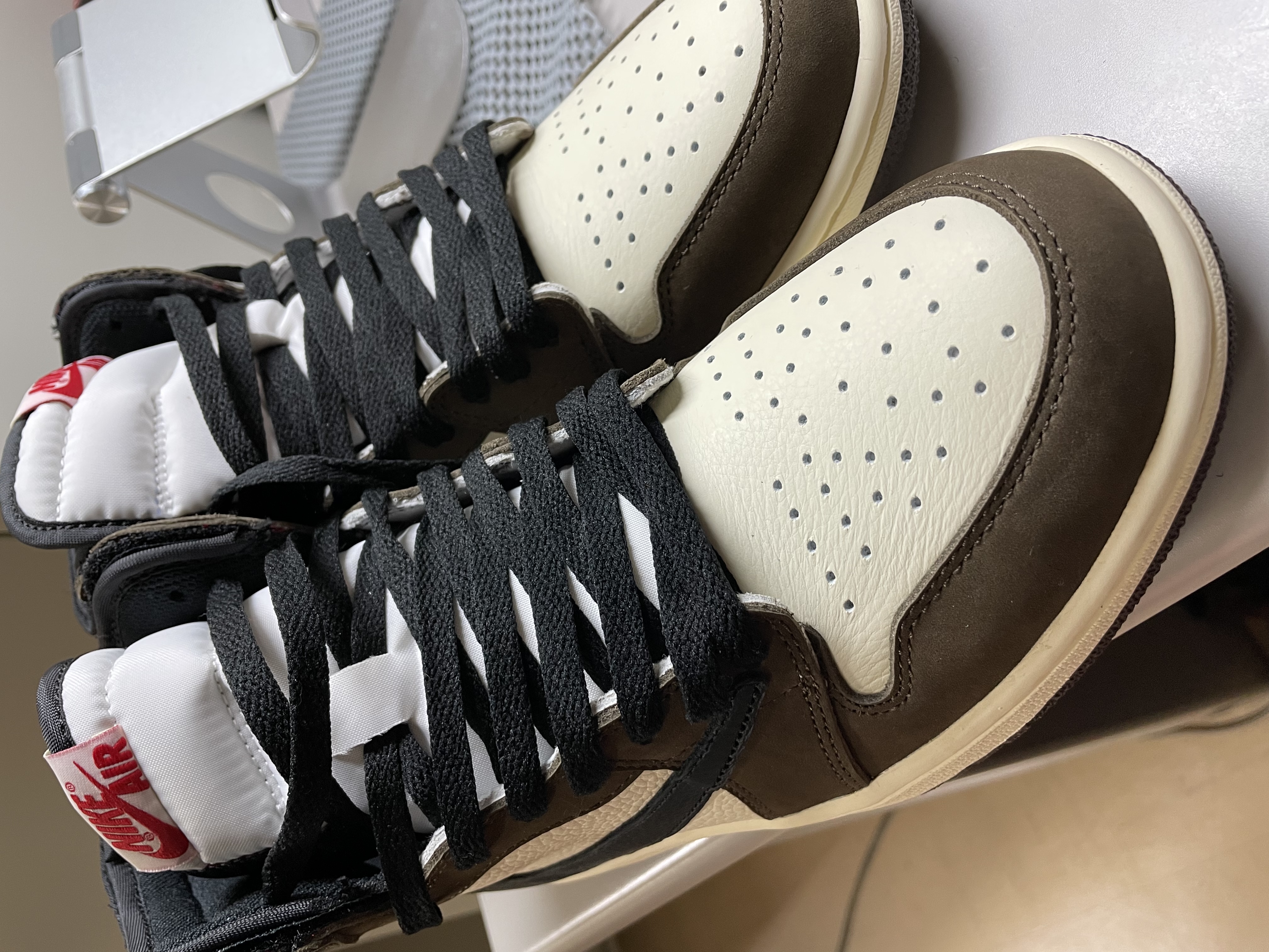 人気話題コラボ！ジョーダン トラビス 偽物◆世界中で大人気◆ ナイキ Jordan 1 Retro High Cactus Jack Travis Scott CD4487-100【スーパーコピー】