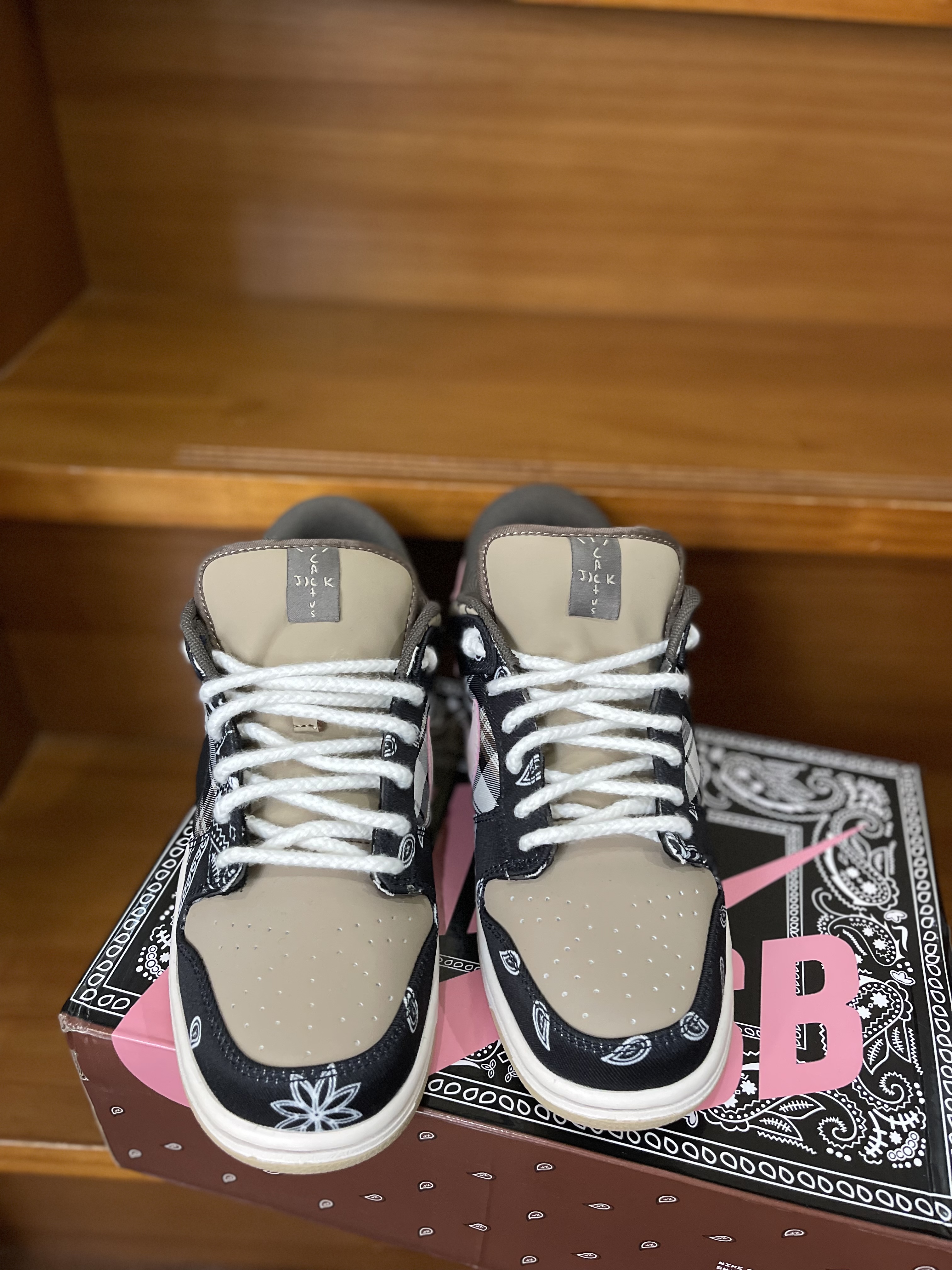 入手困難！お洒落に♪travis dunk 偽物 ナイキ スーパーコピー SB Dunk Low Travis Scott (Special Box)コラボ CT5053-001