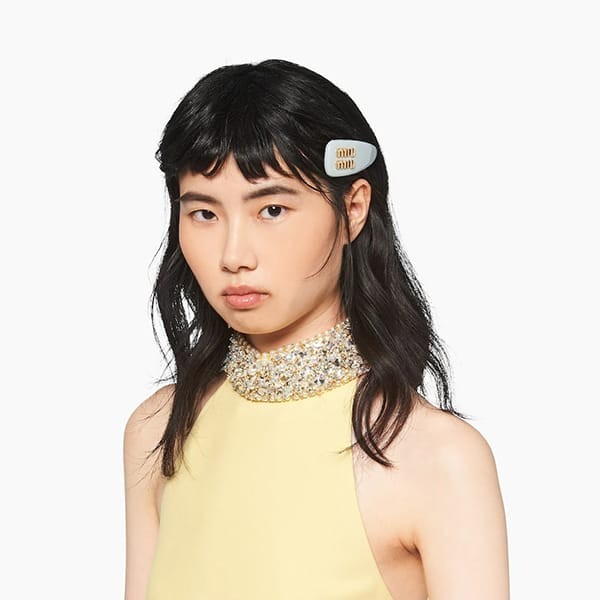 miumiu ヘアピン 偽物 韓国 スーパーコピー 東大門2023 パテントレザー ロゴ ヘアクリップ 全色