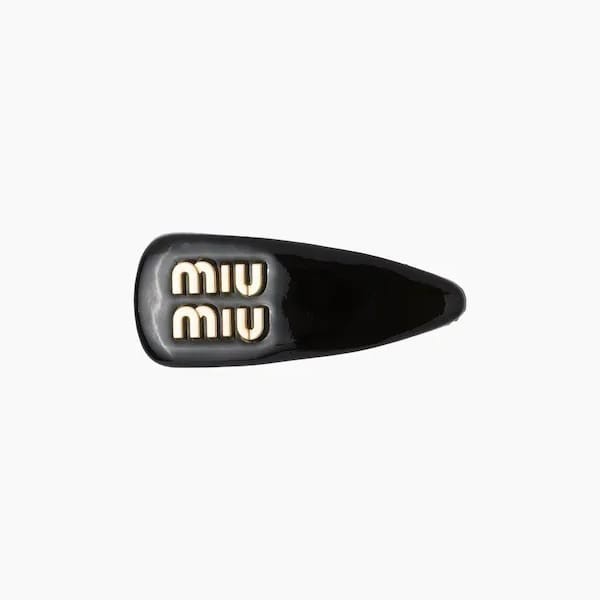 miumiu ヘアピン 偽物 韓国 スーパーコピー 東大門2023 パテントレザー ロゴ ヘアクリップ 全色