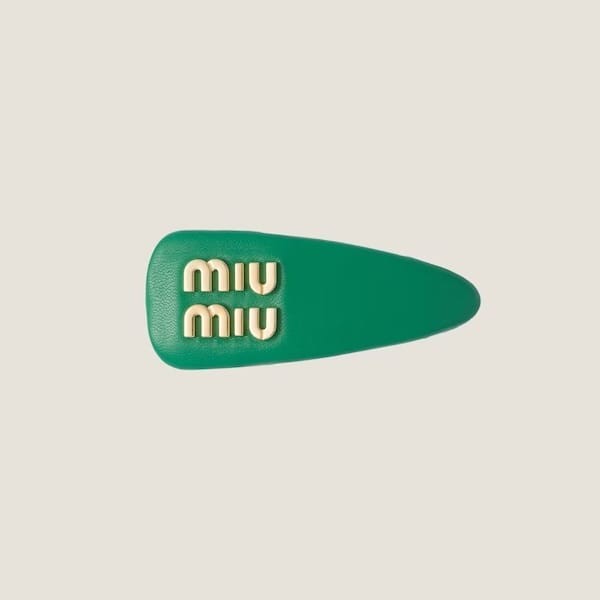 miumiu ヘアピン 偽物 韓国 スーパーコピー 東大門2023 パテントレザー ロゴ ヘアクリップ 全色