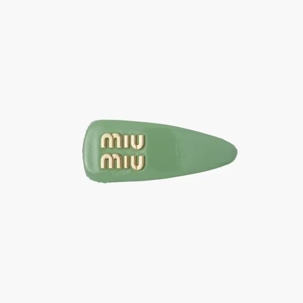 miumiu ヘアピン 偽物 韓国 スーパーコピー 東大門2023 パテントレザー ロゴ ヘアクリップ 全色