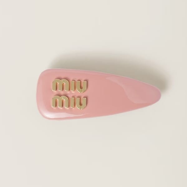 miumiu ヘアピン 偽物 韓国 スーパーコピー 東大門2023 パテントレザー ロゴ ヘアクリップ 全色