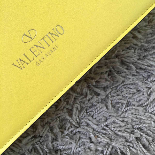 2018SS セレブ愛用者多数☆Valentino ヴァレンティノスーパーコピー☆ Yellow LAmour Leather Shoulder Bag