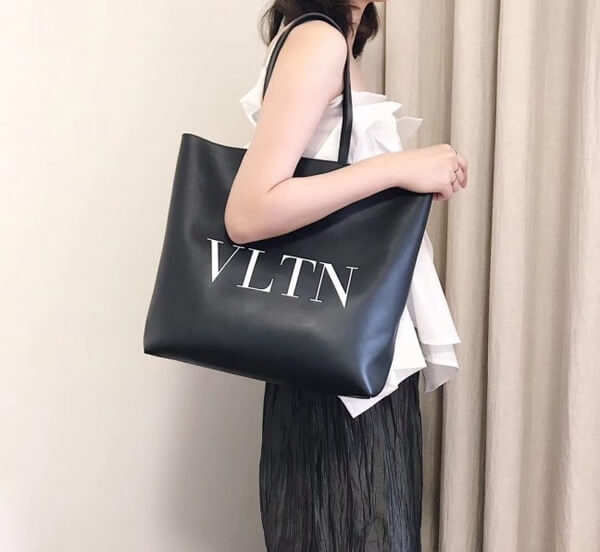 2020AW新作で超限定♪！！大人気！★Valentino★Vltnトートバッグ