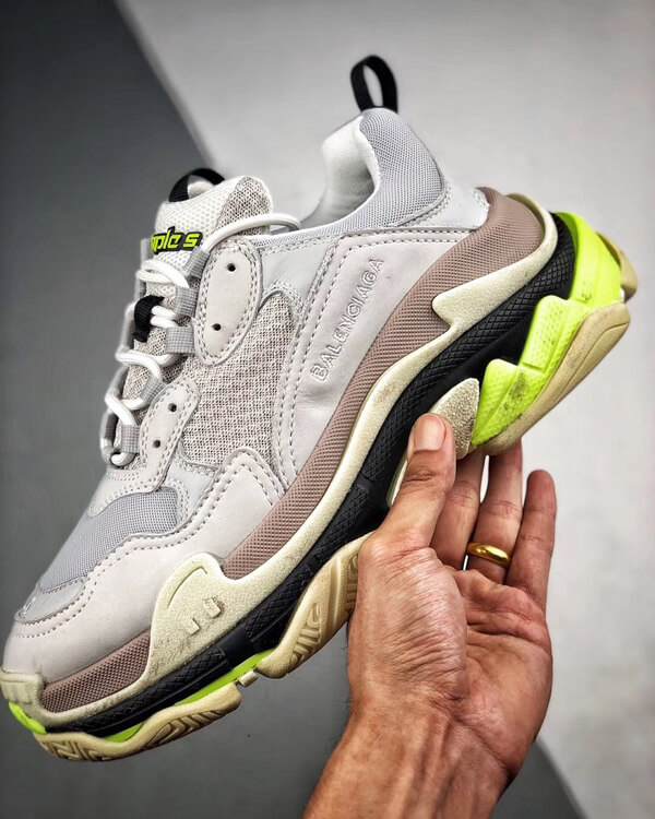 バレンシアガ Triple S スニーカー "グレー＆蛍光" 41621W09O2