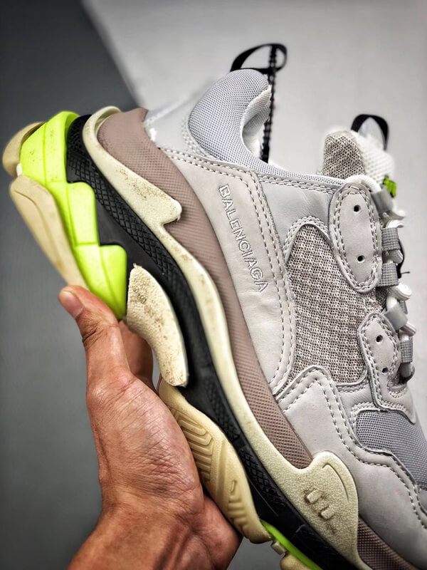 バレンシアガ Triple S スニーカー "グレー＆蛍光" 41621W09O2