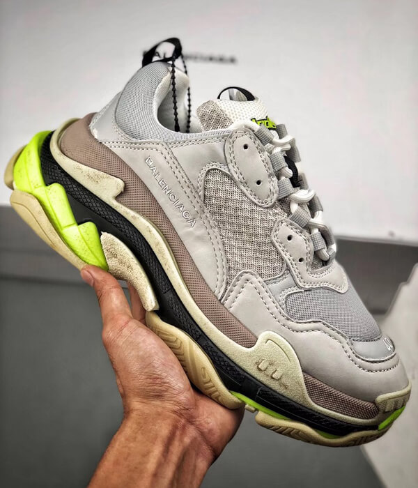 バレンシアガ Triple S スニーカー "グレー＆蛍光" 41621W09O2