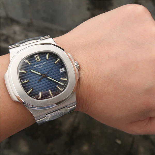 人気商品☆パテックフィリップPATEK PHILIPPEコピー ノーチラス ラージサイズ 5711/1A-010メンズ 自動巻き ステンレス ブルー【スーパーコピーN級品】